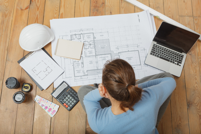 図面を見る女性建築士